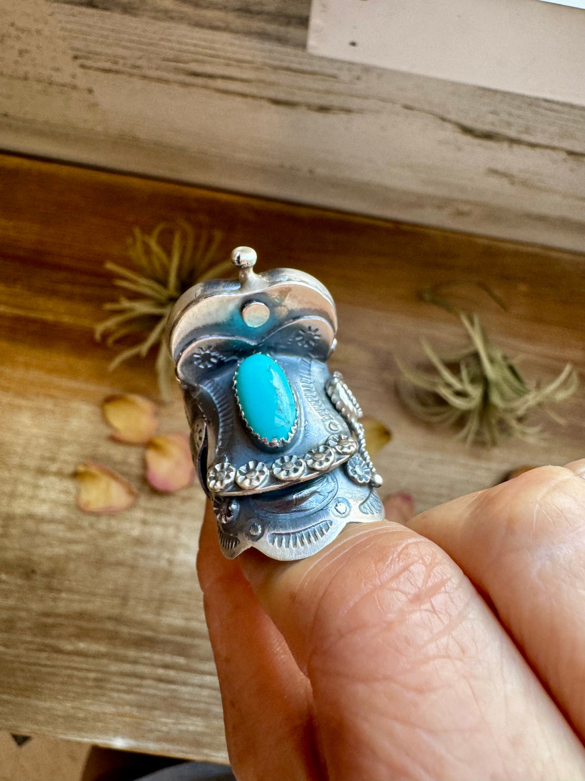 Saddle Shape Kingman Turquoise Ring – Size 8 – Native Made by T. Yazzie — product photo.