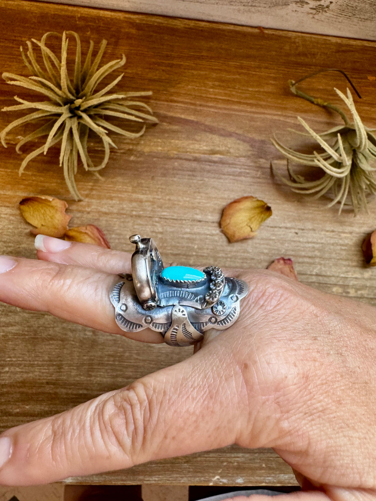 Saddle Shape Kingman Turquoise Ring – Size 8 – Native Made by T. Yazzie — product photo.