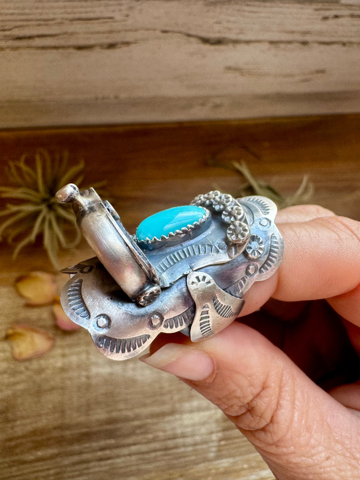 Saddle Shape Kingman Turquoise Ring – Size 8 – Native Made by T. Yazzie — product photo.