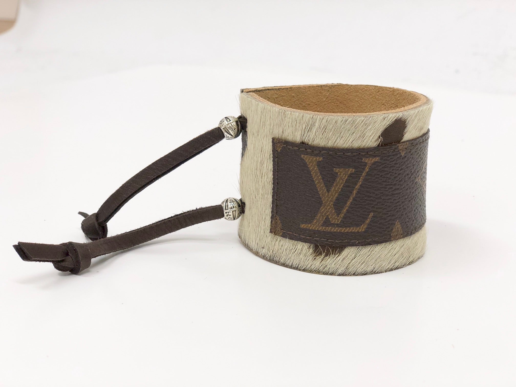 Louis Vuitton Save It Brown Monogram Canvas Wide Cuff Bracelet 16cm at  1stDibs  louis vuitton bracelet brown, louis vuitton cuff bracelet, louis  vuitton leather cuff bracelet